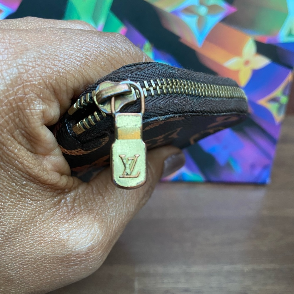 LV - 6 Key w/ zipper - Picture 12 of 15